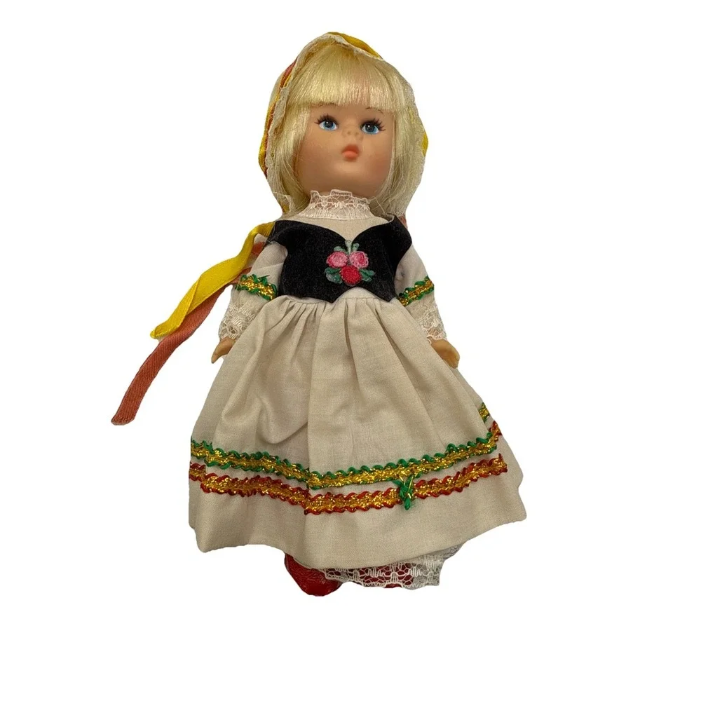 3 Vintage‎ International Costume Dolls -